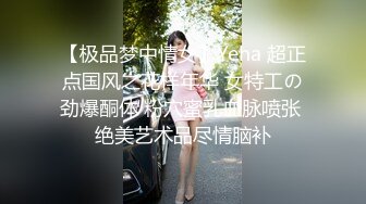 小公园里衣服都没来的及脱