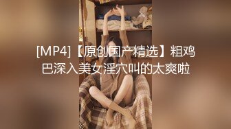 [MP4/ 351M] 性感红唇骚女两男一女淫乱啪啪，非常迫不及待快过来呀，双屌左右一起交还说真好吃