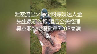 [MP4/ 351M] 性感红唇骚女两男一女淫乱啪啪，非常迫不及待快过来呀，双屌左右一起交还说真好吃