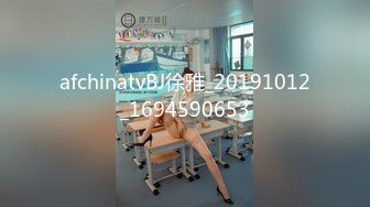 【吃葡萄不吐葡萄皮】大叔找熟女技师服务，脱下裤子打飞机，撩起裙子拔下内裤，摸摸搞搞69姿势口交