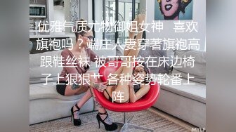 偷拍大神商场小吃街尾随偷拍美女裙底风光外纯内骚的白裙美女！粉色窄内湿了还露毛